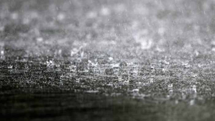 Дежурни екипи отводняват критични участъци след проливния дъжд